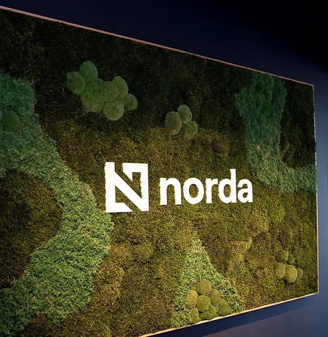 Mosaveggur með merki Norda